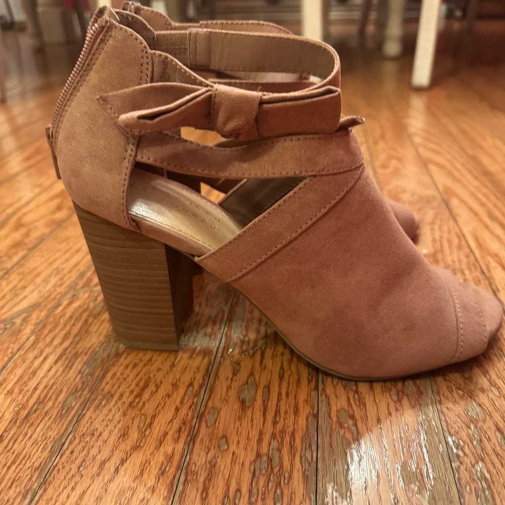 LC Lauren Conrad Mauve Zip Back Bow Heels Size 9